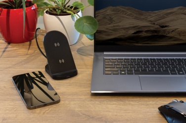 Logotrade Geschäftsgeschenke das Foto: 15W Wireless Ladehalter aus RCS recyceltem Kunststoff