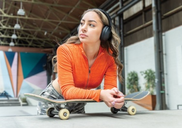 Logotrade ärikingi foto: Urban Vitamin Cupertino RCS rplast ANC kõrvaklapid