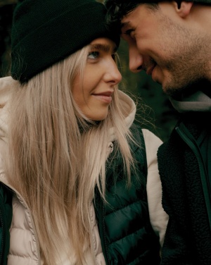 Logotrade firmakingi foto: Iqoniq Meru naiste taaskasutatud polüestrist vest