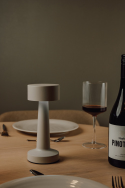 Logotrade reklaamtoote foto: VINGA Maris RCS metallist ja taaskasutatud ABS-ist laualamp