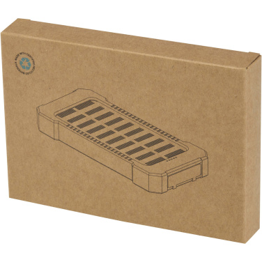 Logo trade mainostuotet tuotekuva: Altair 5 000 mAh:n ja 10 W:n kierrätysmuovista valmistettu kestävä aurinkoenergialla toimiva varavirtalähde, jossa on sisäänrakennettu taskulamppu