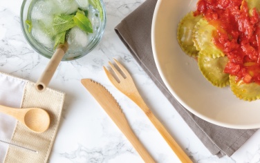 Logotrade korporatīvās dāvanas foto: Atkārtoti lietojams bambusa ceļojumu galda piederumu komplekts