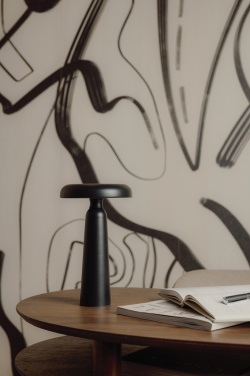 Logotrade kampanjprodukter bild: VINGA Avery RCS bordslampa